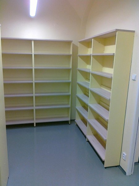 Doplnění knihovních regálů do stávající Knihovny Fakulty sociální věd Univerzity Karlovy v Praze