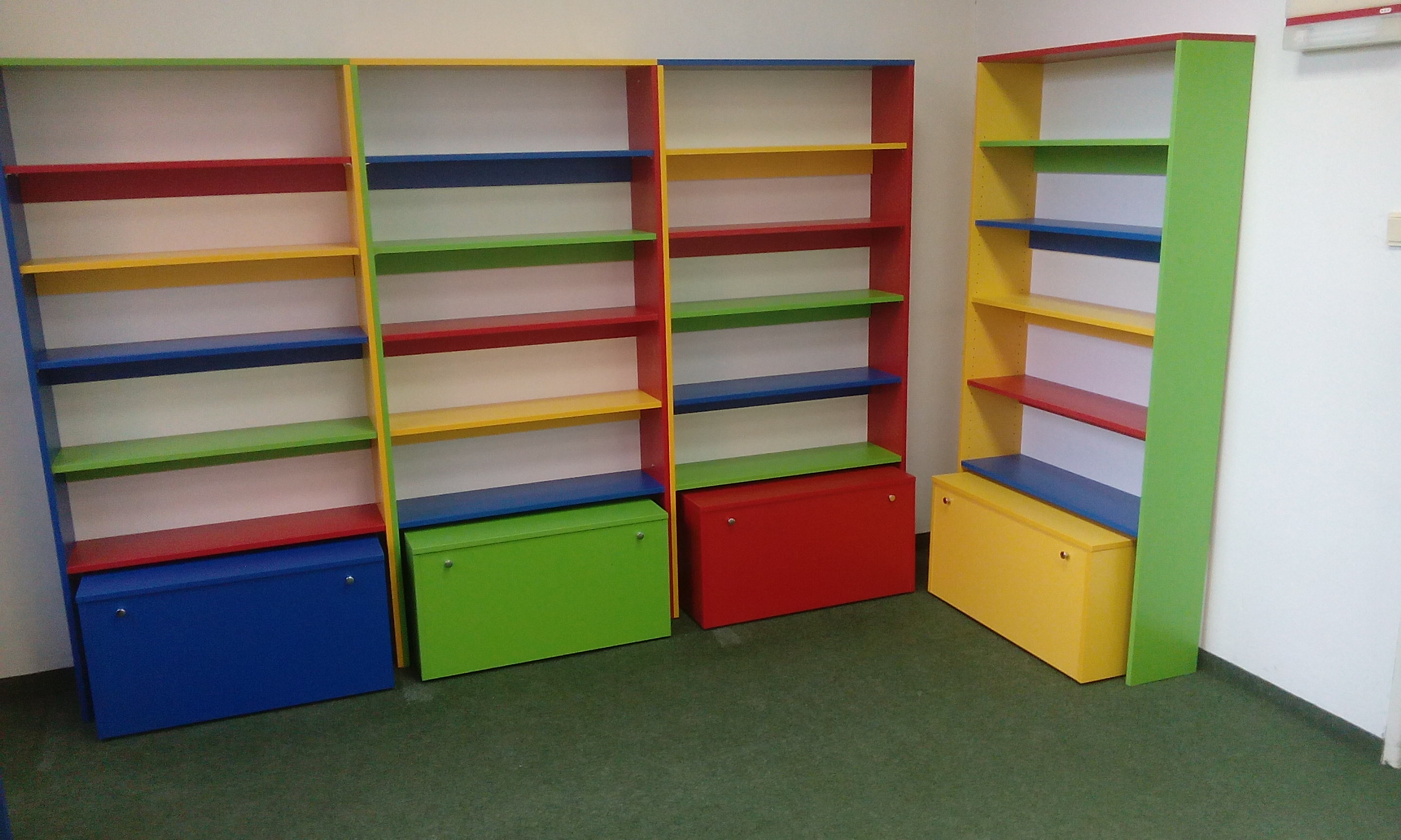 Knihovní regál barevný