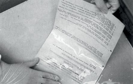 Ruční odkyselování papírových dokumentů