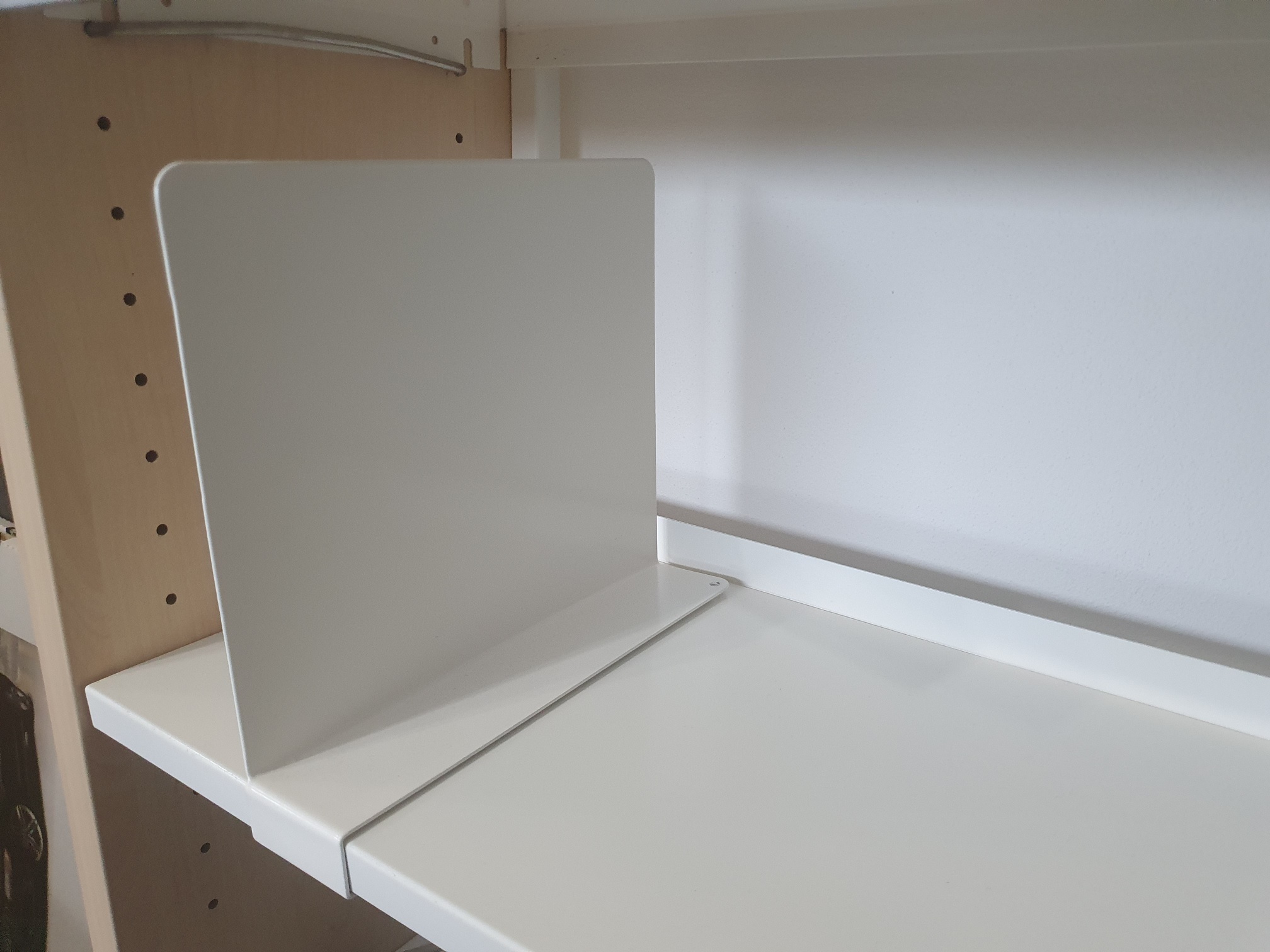 Knižní zarážka, násuvná na polici STEELA - lakovaná kovová